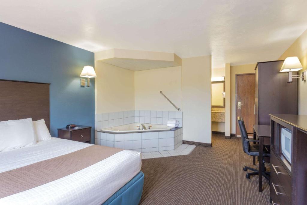 AmericInn by Wyndham Green Bay West