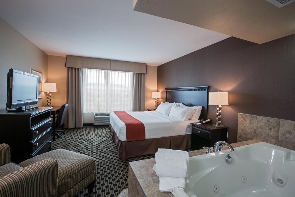 Holiday Inn Express & Suites Green Bay East, an IHG hotel